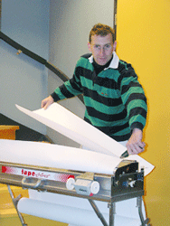 Professioneel inlijmen van behang met de plakmachine